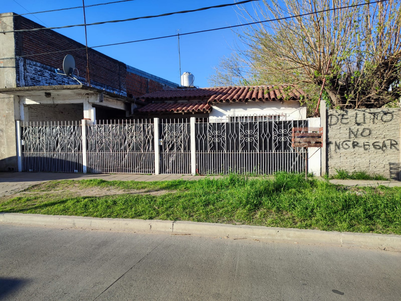 CASA ESTILO CHALET SOBRE TERRENO DE 300M2 , A 100 MT DE AV. PAPA FRANCISCO (RUTA 23)