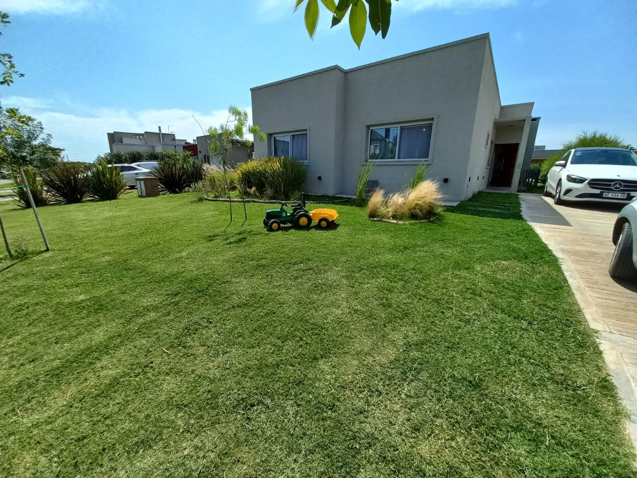 Casa con 4 dormitorios En Barrio San Alfonso, Pilar Del Este. Con Pileta, jardín y espacio vehicular para 3 autos.