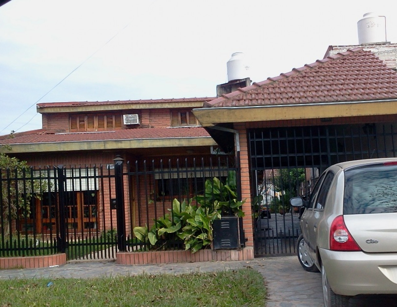 ### CASA EN VENTA 3 DORMITORIOS LOS POLVORINES SOBRE LOTE 10X40 ###